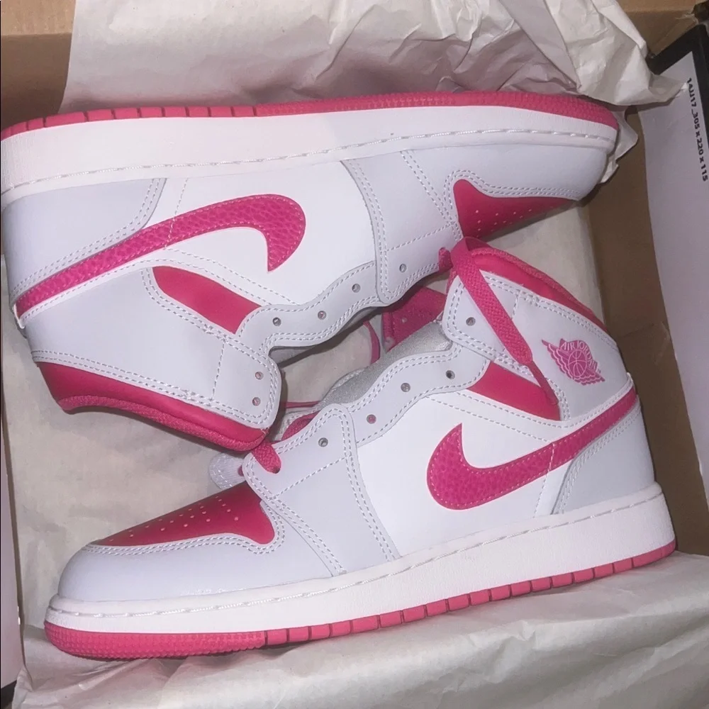 JORDAN GRADE SCHOOL AIR JORDAN 1 MID Girls – Iris Whisper/Fire Pink-white